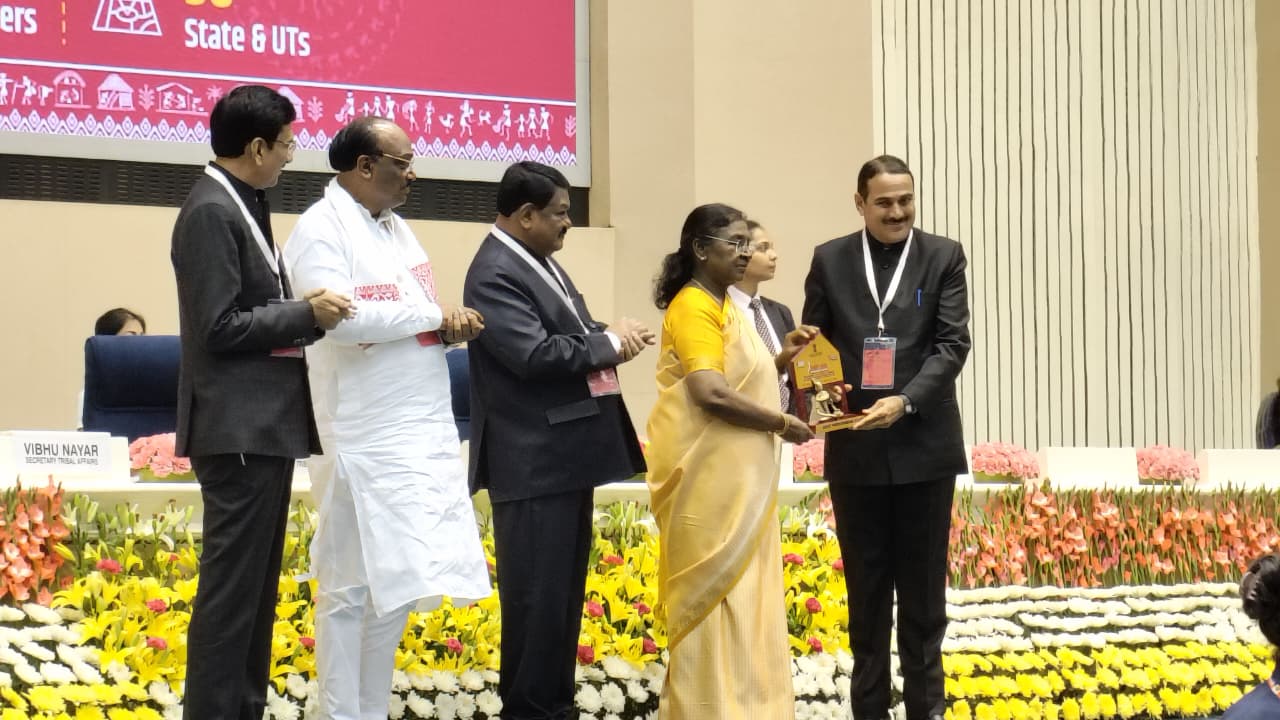 एसीएस श्री कुंजी लाल मीणा को धरती आबा अभियान में राजस्थान की ऐतिहासिक उपलब्धि पर सौंपा पुरूस्कार