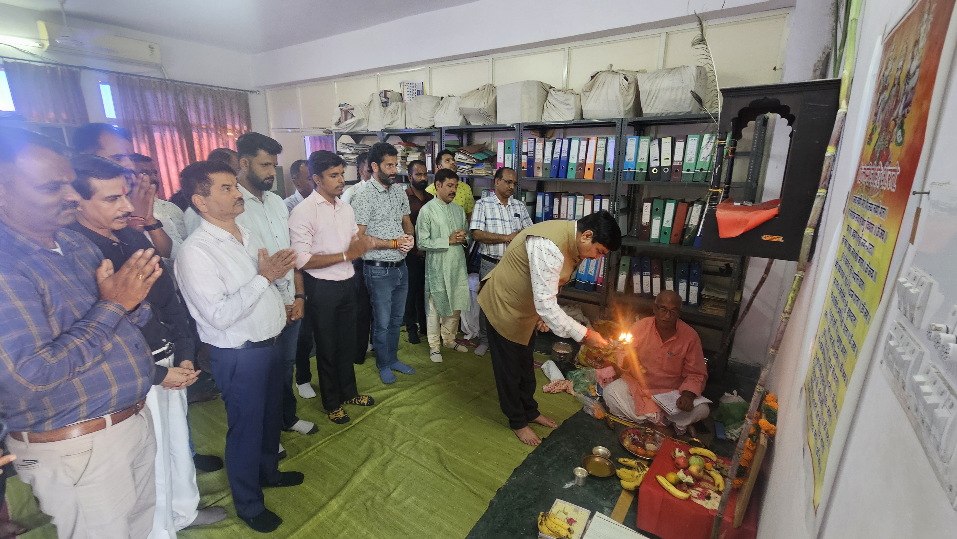 धन्वन्तरी, लक्ष्मी जी व ग्रंथों की विधि विधान से की पूजा अर्चना