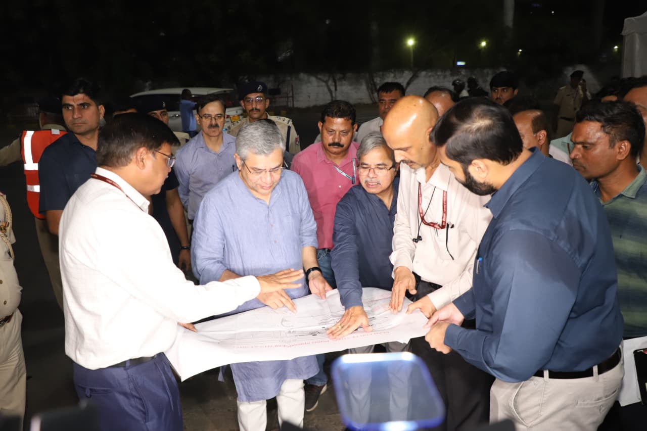 विहार रेलवे स्टेशन पर भीड़ प्रबंधन का जायजा लिया यात्रियों से की सीधे बातचीतः अश्विनी वैष्णव