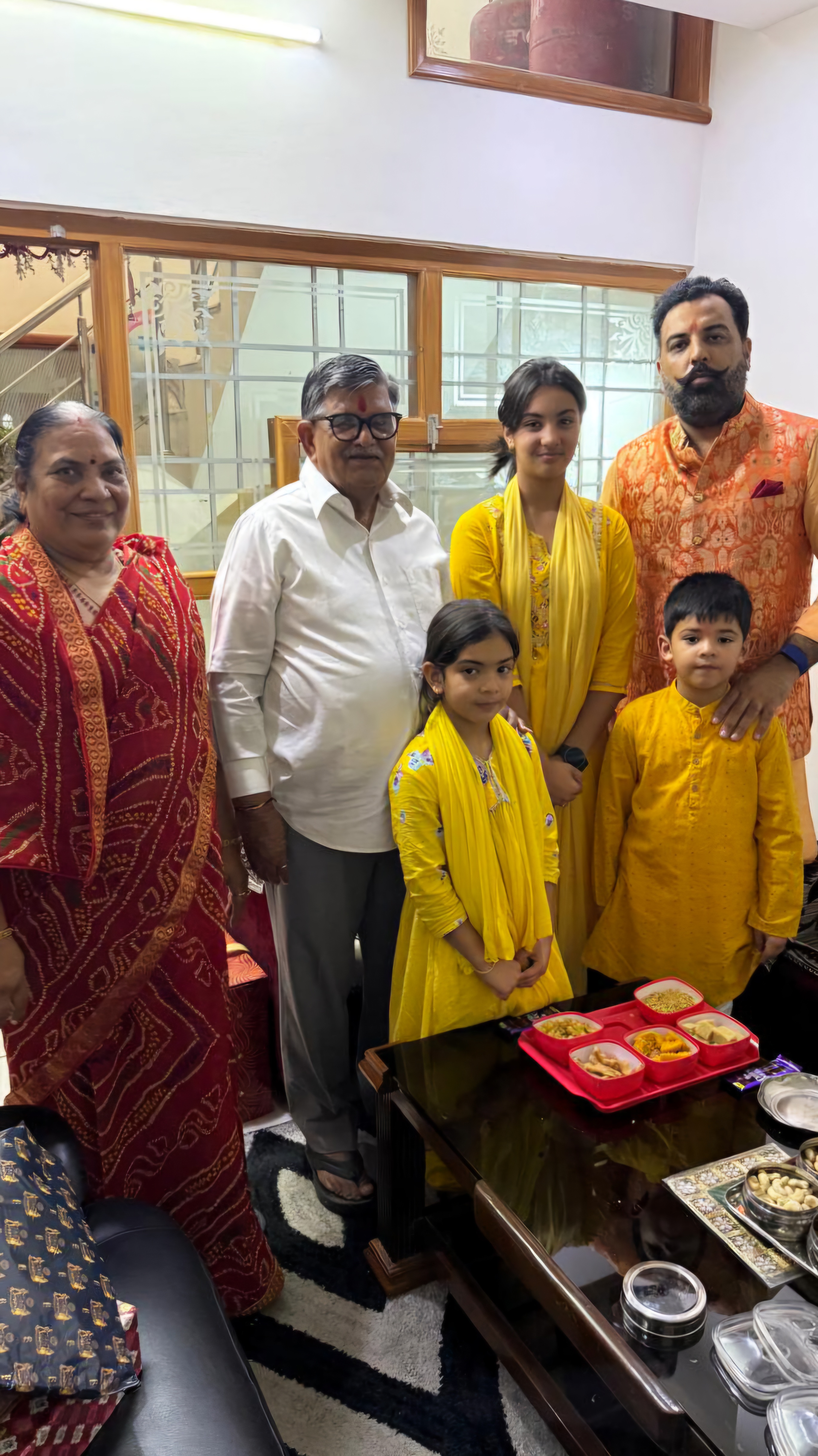 डॉ. लक्ष्यराज सिंह मेवाड़ ने सपरिवार राज्यपाल कटारिया से मुलाकात की, पारस्परिक पारिवारिक संबंधों पर चर्चा की