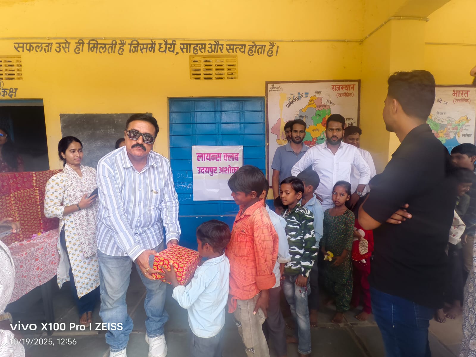 आओ खुशियाँ बाँटें के तहत दिवाली पर किया बच्चों के जीवन में उजाला