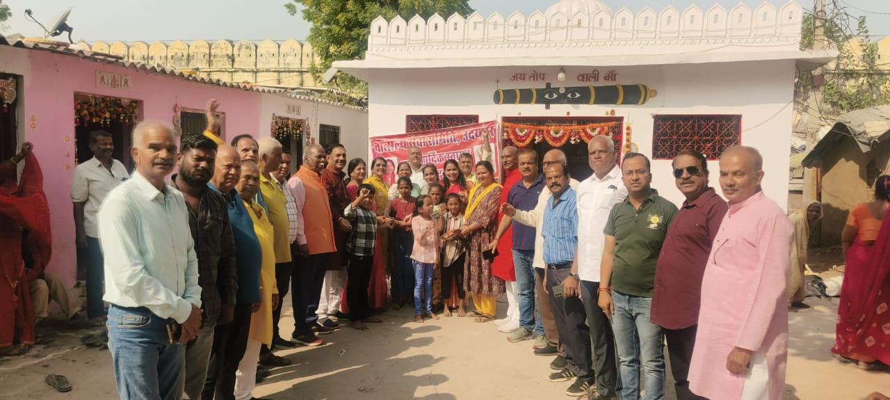 वात्सल्य सेवा समिति द्वारा मिठाई वितरण