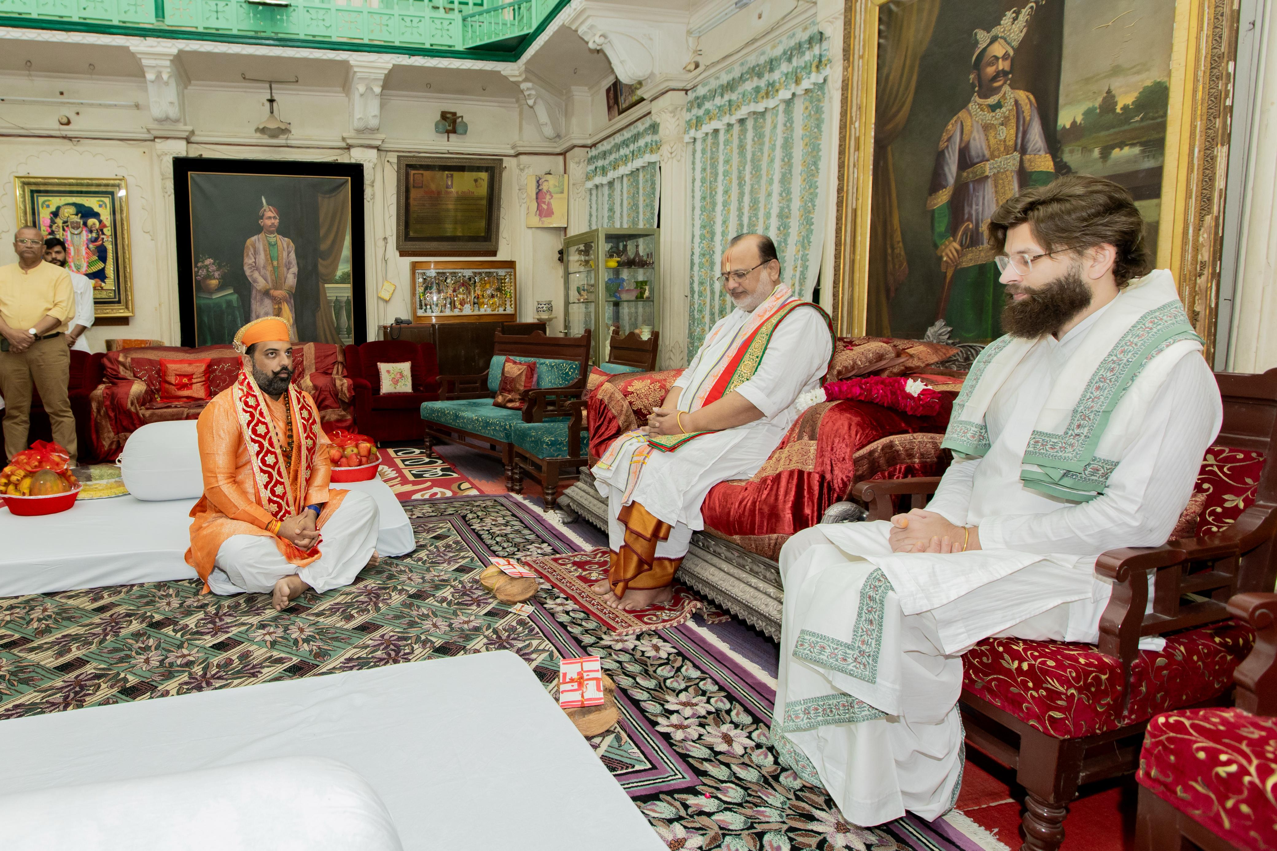 ##### Dr. Laxyaraj Singh Mewar Visits Shri Dwarkadhish Ji Temple on Diwali