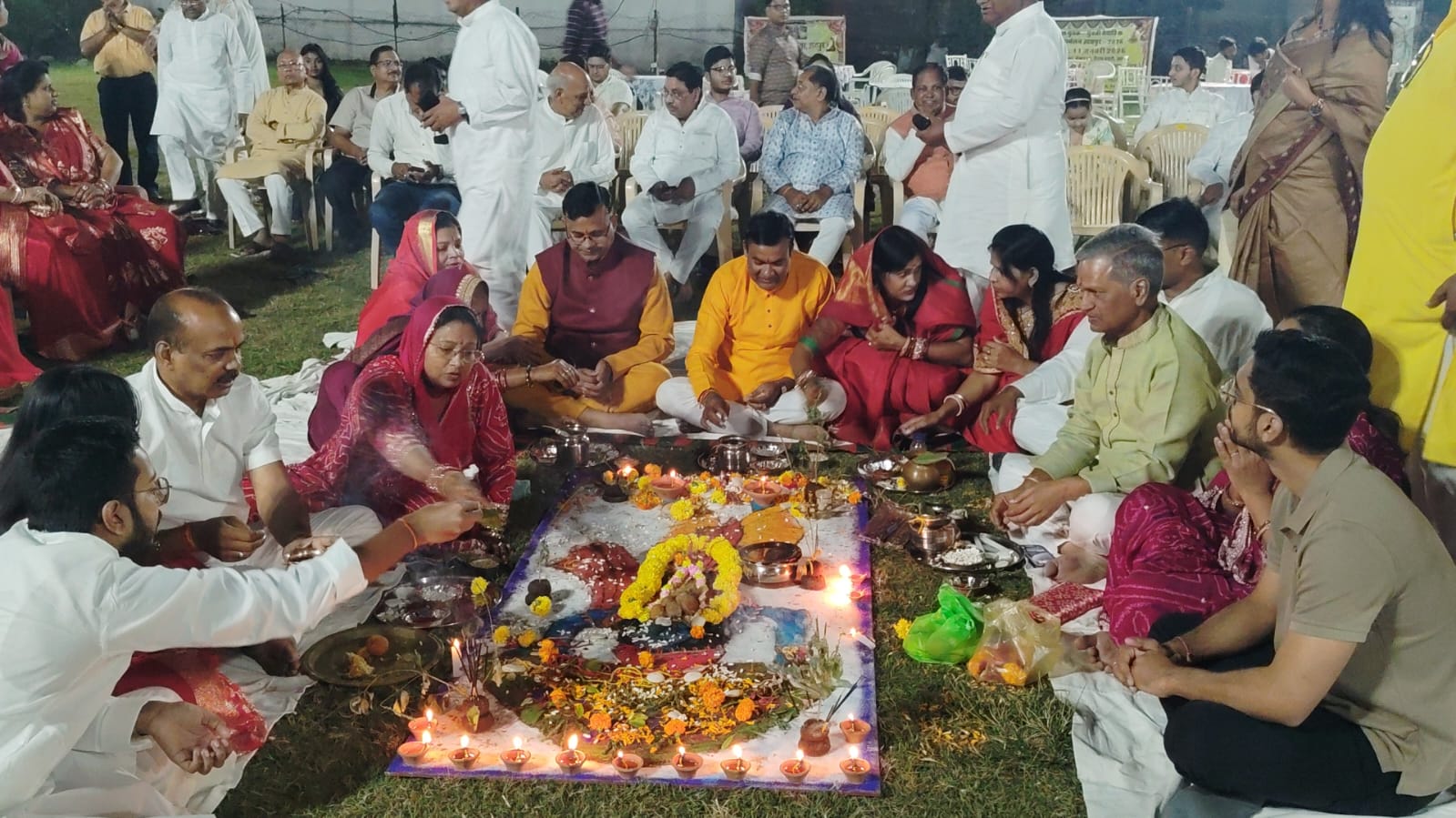 अग्र बृज रज परिवार द्वारा पूंछरी के लौठा के जयकारों के साथ गोवर्धन बाबा की हुई पूजा