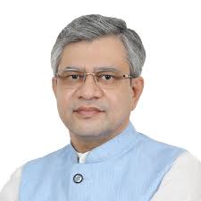 रेल मंत्री अश्विनी वैष्णव का भीड़भरी ट्रेन में अचानक सफर करना सभी के मन को भाया