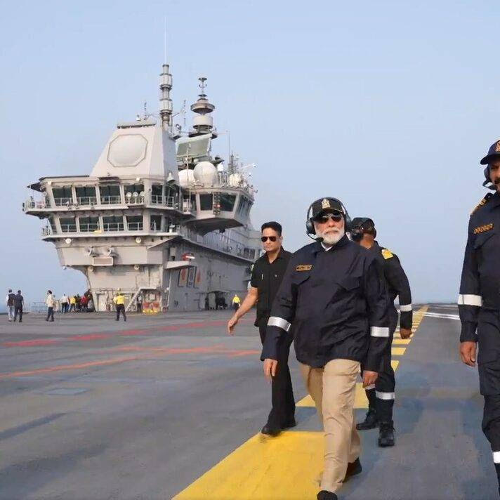 प्रधानमंत्री नरेंद्र मोदी ने आई एन एस विक्रांत पर जवानों के साथ दिवाली मना विश्व को दिया एक बड़ा सन्देश  प्रधानमंत्री नरेंद्र मोदी ने आई एन एस विक्रांत पर जवानों के साथ दिवाली मना विश्व को दिया एक बड़ा सन्देश
