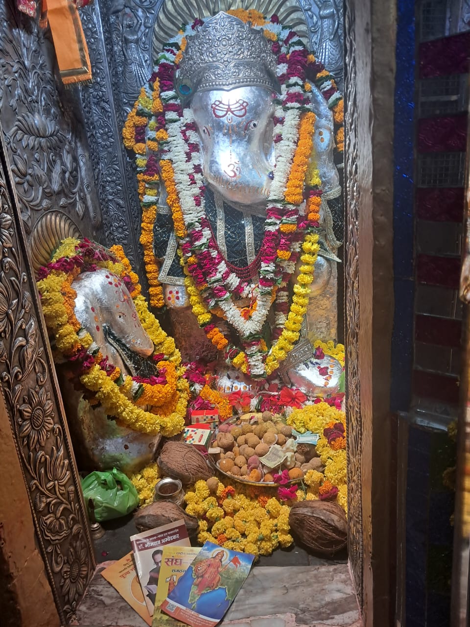 बोहरा गणेशजी को साहित्य भेंट कर संपर्क अभियान का शुभारंभ बोहरा गणेशजी को साहित्य भेंट कर संपर्क अभियान का शुभारंभ