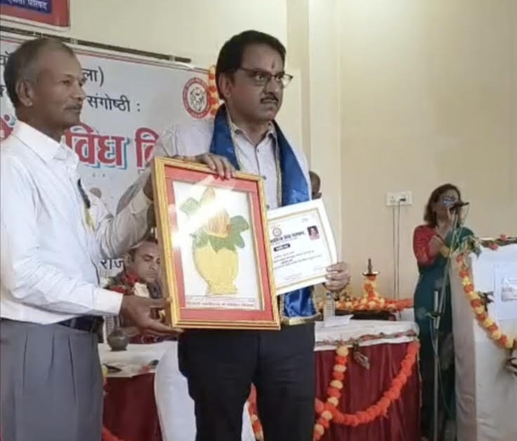 ओडिशा के अनुवादक और आलोचक   दिनेश कुमार माली  "साहित्य रत्न" की मानद उपाधि से सम्मानित ओडिशा के अनुवादक और आलोचक   दिनेश कुमार माली  "साहित्य रत्न" की मानद उपाधि से सम्मानित