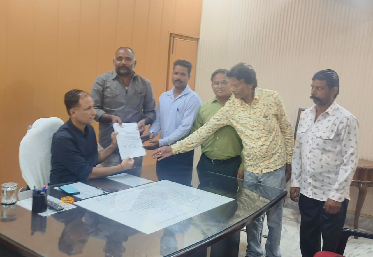 वंचित कर्मचारियों को बोनस भुगतान करवाने बाबत नगरपरिषद आयुक्त को सौंपा ज्ञापन