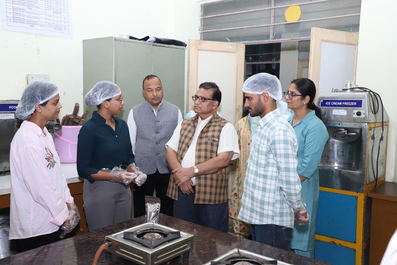 कुलगुरु प्रोफेसर प्रताप सिंह ने डेयरी एवं खाद्य प्रौद्योगिकी महाविद्यालय का किया निरीक्षण कुलगुरु प्रोफेसर प्रताप सिंह ने डेयरी एवं खाद्य प्रौद्योगिकी महाविद्यालय का किया निरीक्षण