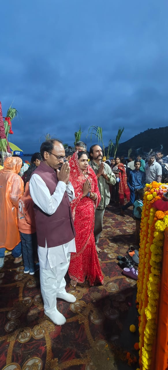 छठ महापर्व के आखिरी दिन सांसद डॉ रावत भी सपत्नी पूजा में शामिल हुए, सूर्य को अर्घ्य दिया