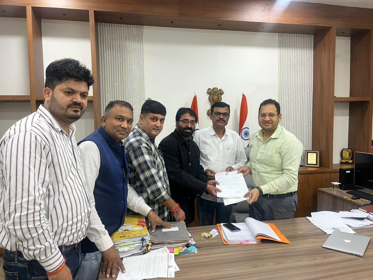 अतिक्रमण को हटाया जाए हो नई सड़क से जुड़ सकेगी शहर की जनता। अतिक्रमण को हटाया जाए हो नई सड़क से जुड़ सकेगी शहर की जनता।