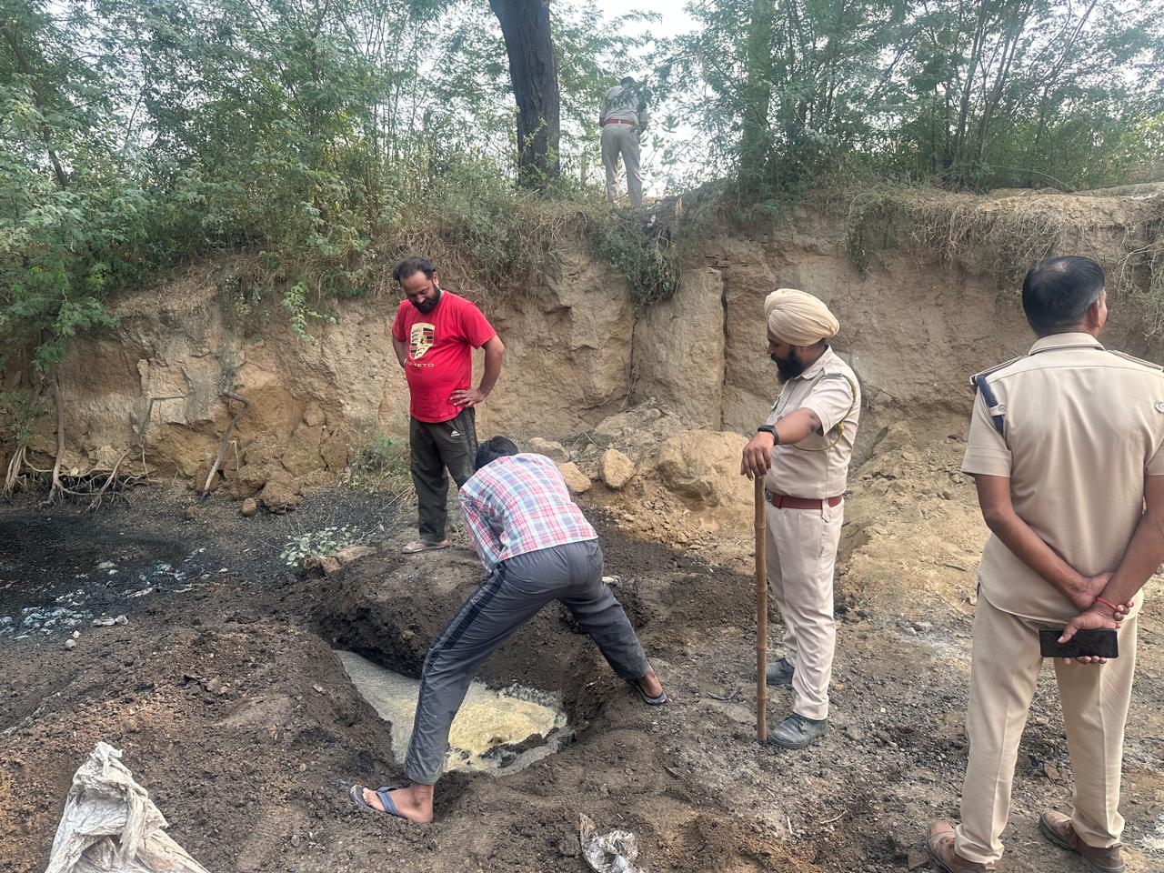 आबकारी विभाग का विशेष अभियान प्रदेश में हजारों लीटर वॉश एवं भट्टियां नष्ट आबकारी विभाग का विशेष अभियान प्रदेश में हजारों लीटर वॉश एवं भट्टियां नष्ट