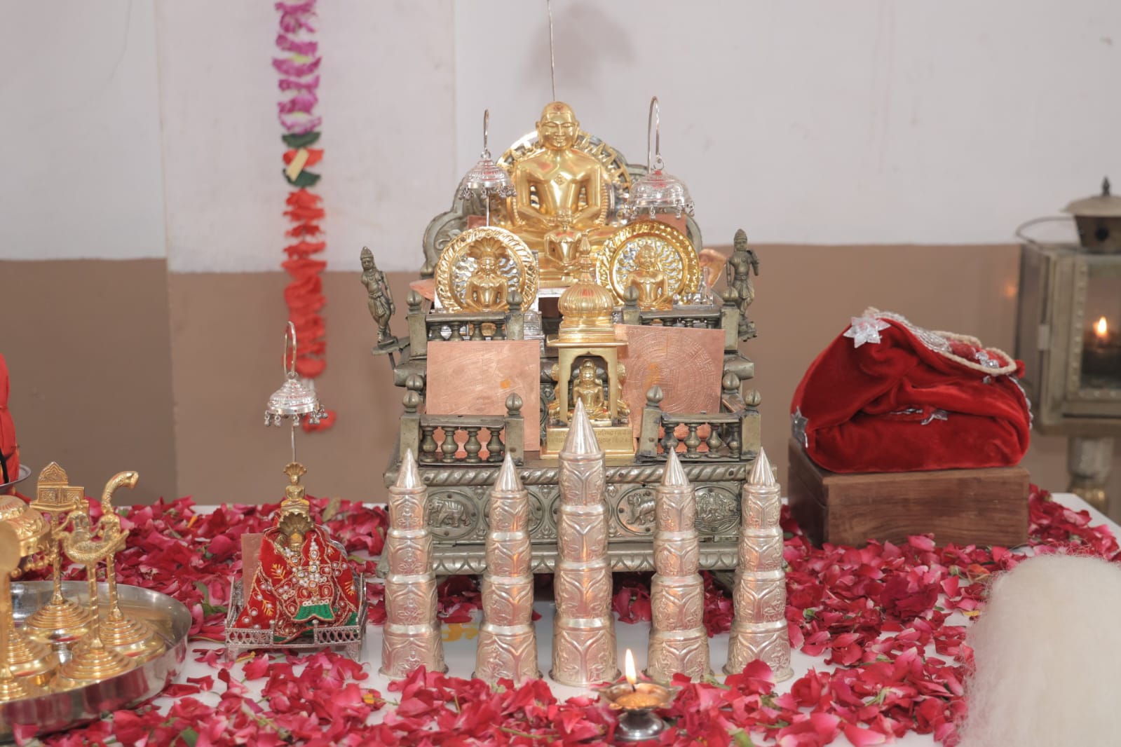 श्री 1008 आदिनाथ दिगम्बर जैन चैत्यालय की हुई आयड में स्थापना श्री 1008 आदिनाथ दिगम्बर जैन चैत्यालय की हुई आयड में स्थापना