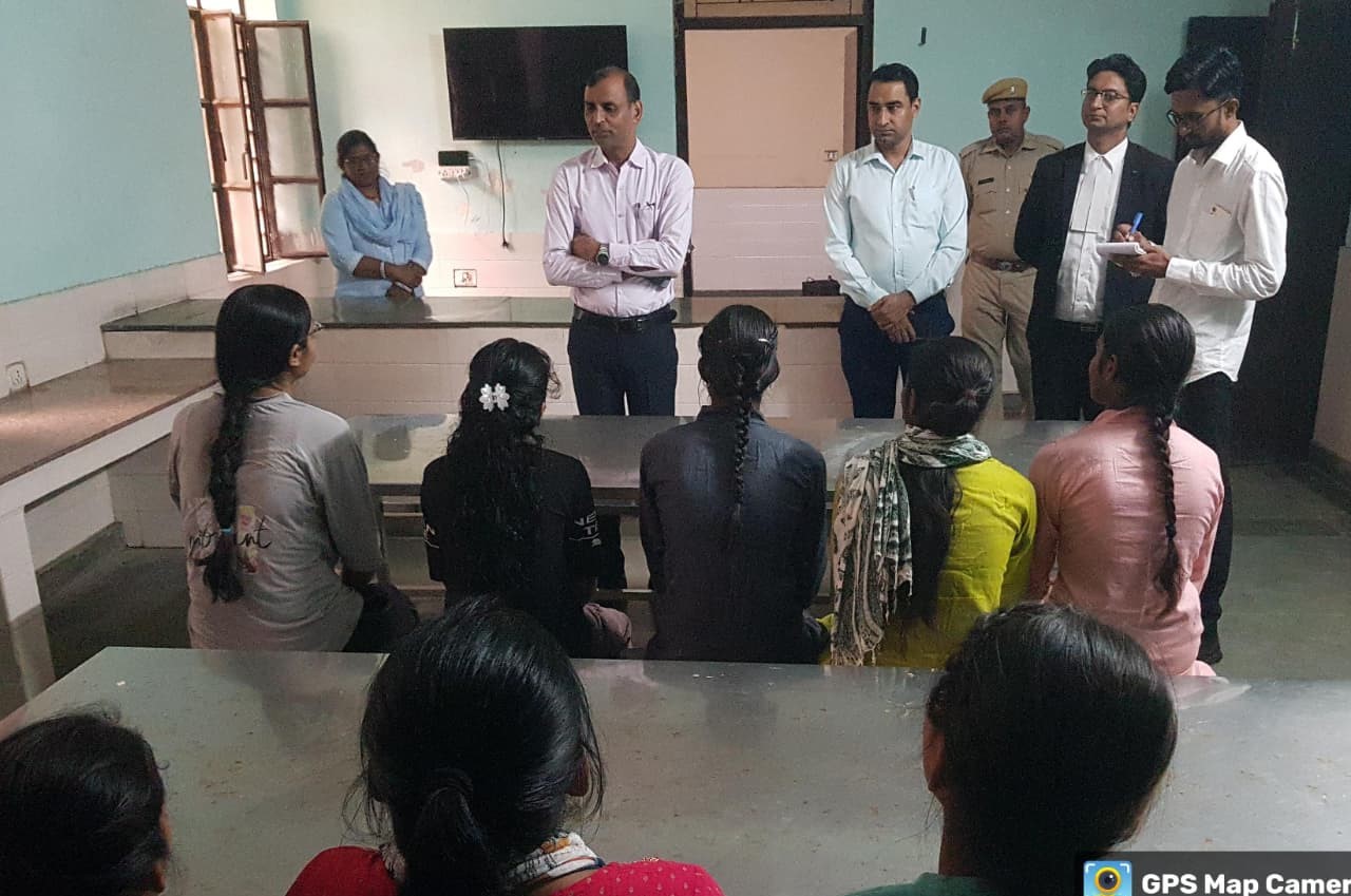 कन्या छात्रावास का एडीजे ने किया निरीक्षण कन्या छात्रावास का एडीजे ने किया निरीक्षण