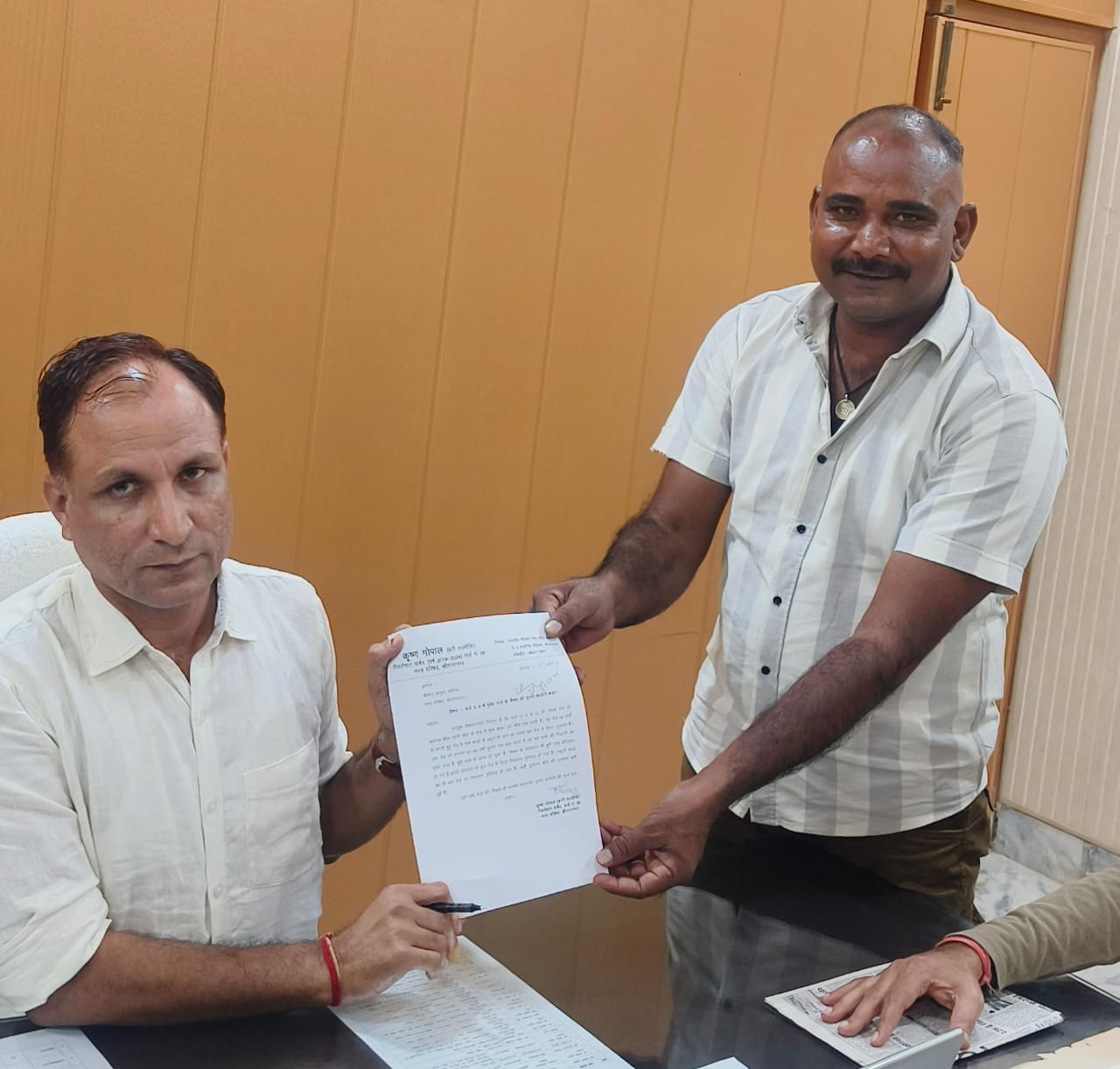 वार्ड नं. 8 में मुख्य नाले के चैम्बर को दुरस्त करवाने हेतु निवर्तमान पार्षद बंटी वाल्मीकि ने आयुक्त नगर परिषद को सौंपा ज्ञापन।