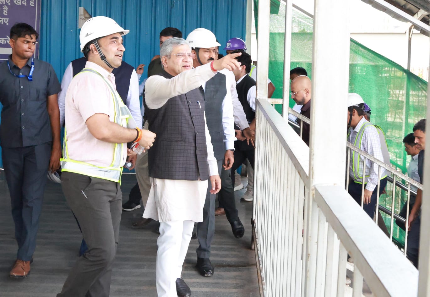 रेलमंत्री ने अहमदाबाद स्टेशन का दौरा