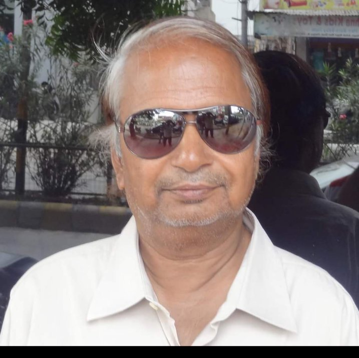 अंग्रेजी अखबार रॉयल हरबिंगर के संपादक वीरेंद्र श्रीवास्तव को जन्मदिन पर बधाई दे रहे हैं शुभचिंतक
