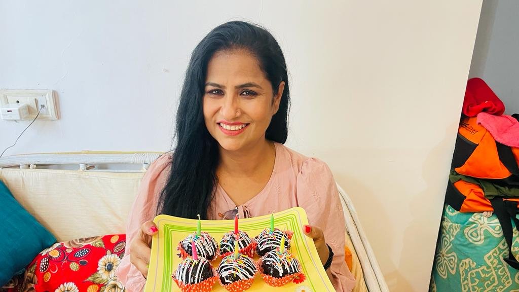 Rina Rani रीना रानी ने रानी की तरह मनाया जन्मदिन , पूर्णिमा के सेट पर काटा केक