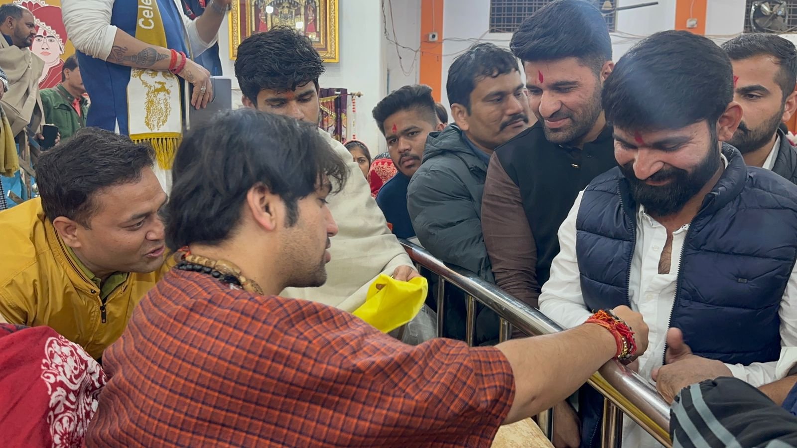 इंदौर के छात्र नेता रवि चौधरी ने की बागेश्वर धाम सरकार से भेंट