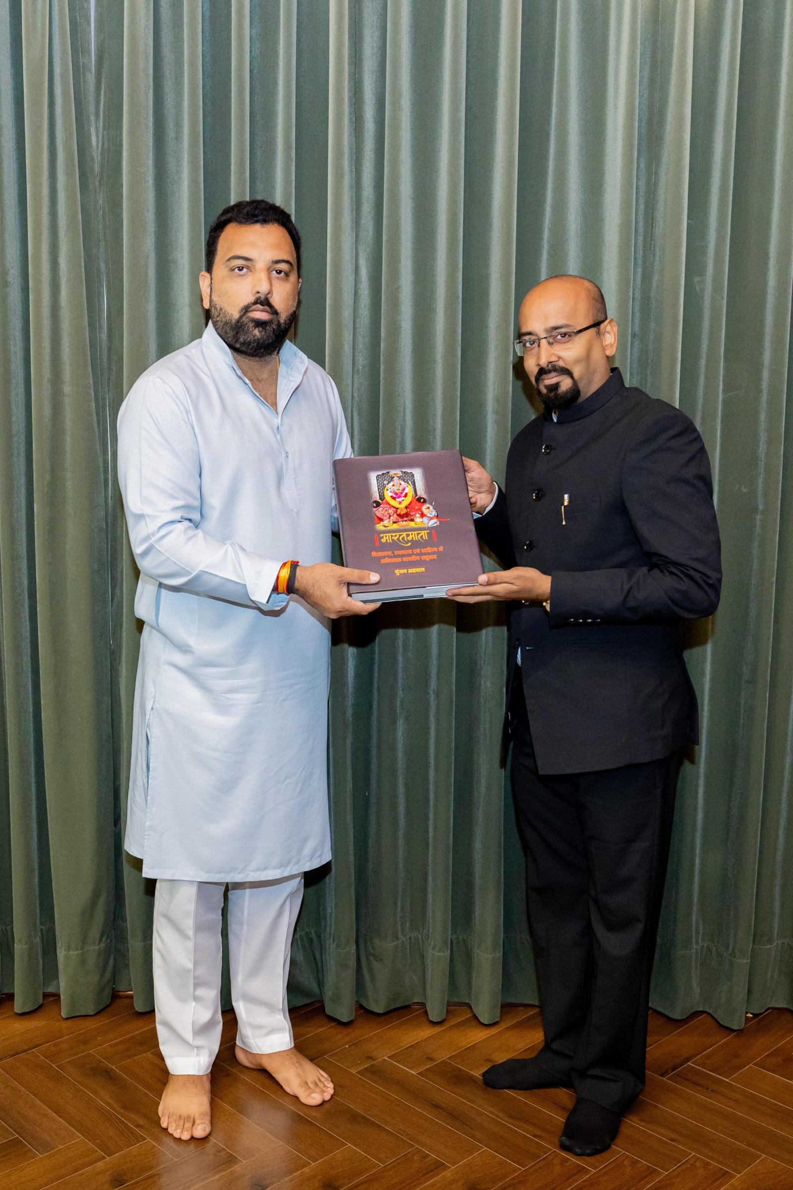 डॉ. लक्ष्यराज सिंह जी मेवाड़ ने किया ‘भारतमाता’ कॉफ़ीटेबल बुक का विमोचन