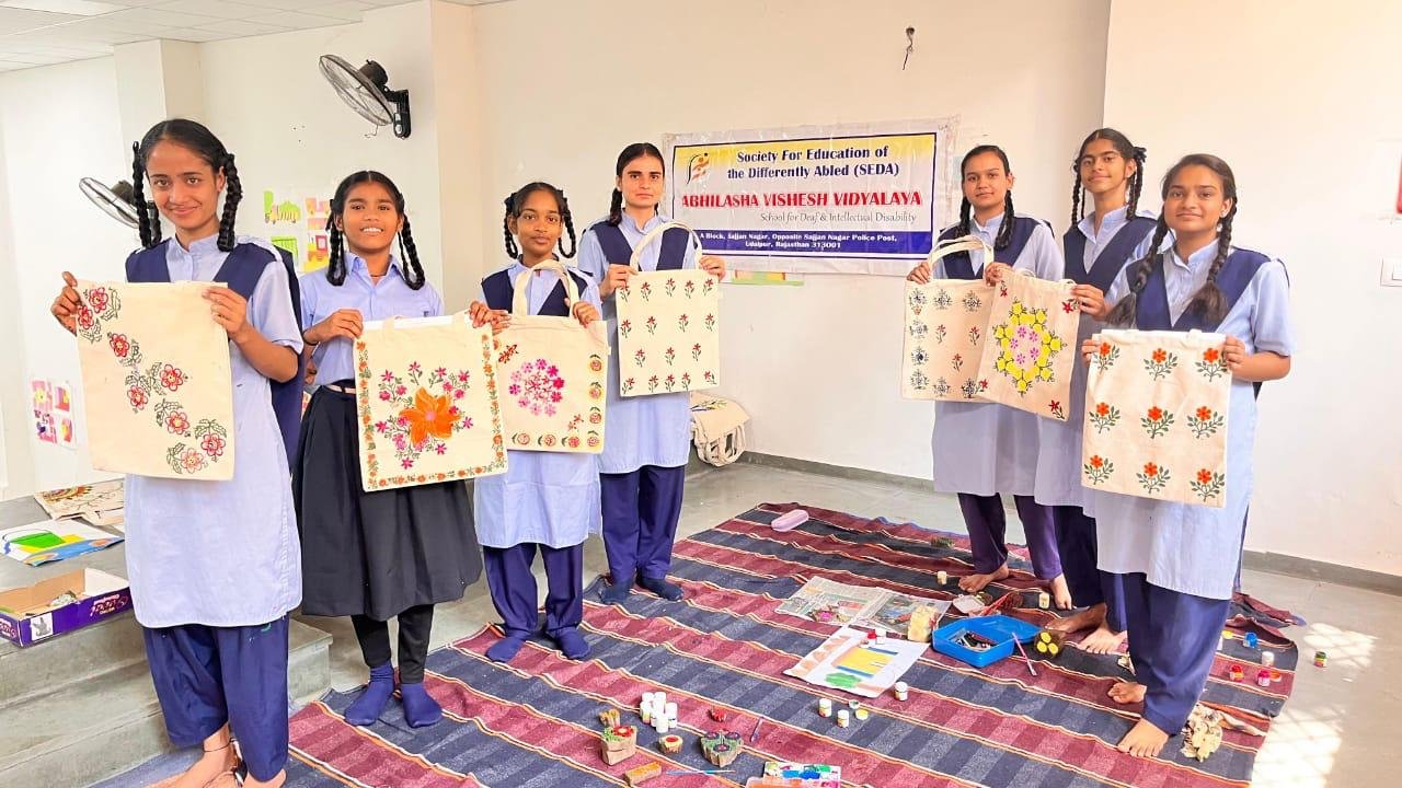 मन और संकेतों से दिवाली के दियों और कपड़े के थैलों पर उकेरे रंग