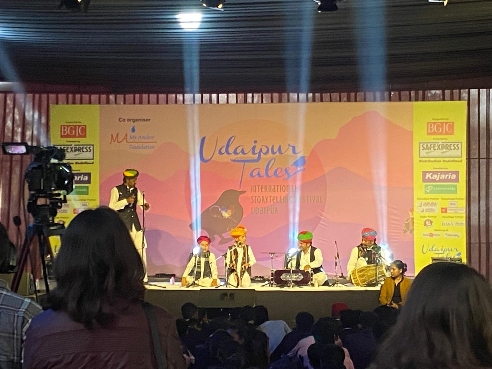 Junior Manganiyar Artists' Performance Delights Audience with "Padharo Mhare Desh" and "Nimbuda Nimbuda"