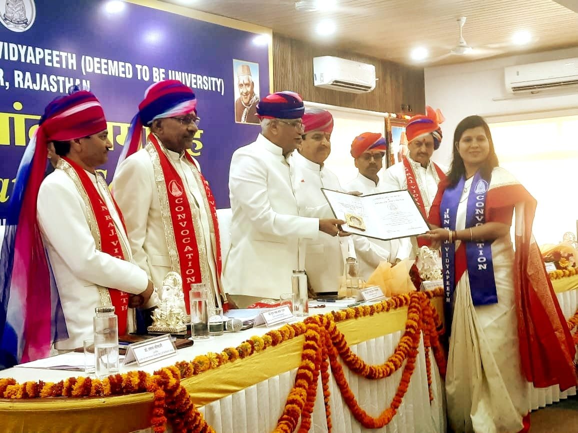 श्रीवास्तव स्वर्ण पदक से सम्मानित
